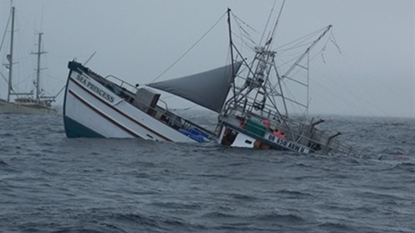   غرقت سفينة بماليزيا.. ضحاياها شخص وفقدان 14 آخرين