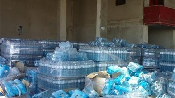   ضبط 21 ألف لتر مياه معدنية غير صالحة للاستهلاك الآدمي قبل طرحها بالأسواق بمطروح