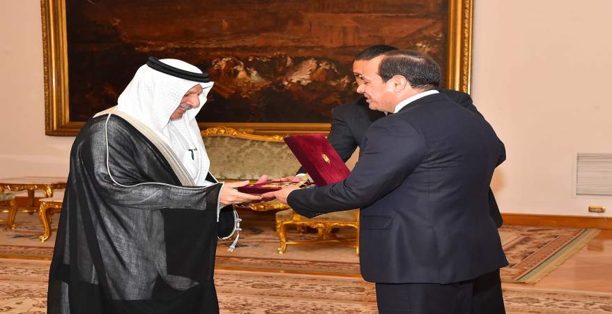   الرئيس يمنح الوزير أحمد قطان وشاح النيل بمناسبة انتهاء فترة عمله