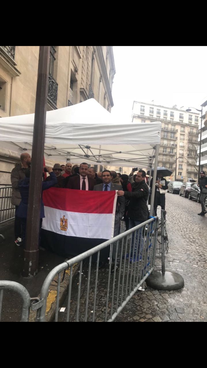   بالصور| رغم الأمطار الشديدة المصريون نزلوا بكثافة أمام سفارة باريس