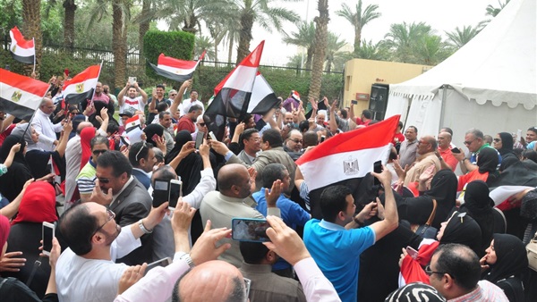   قالوا إيه| المصريون يصطفون للتصويت فى الانتخابات الرئاسية قبل غلق اللجان