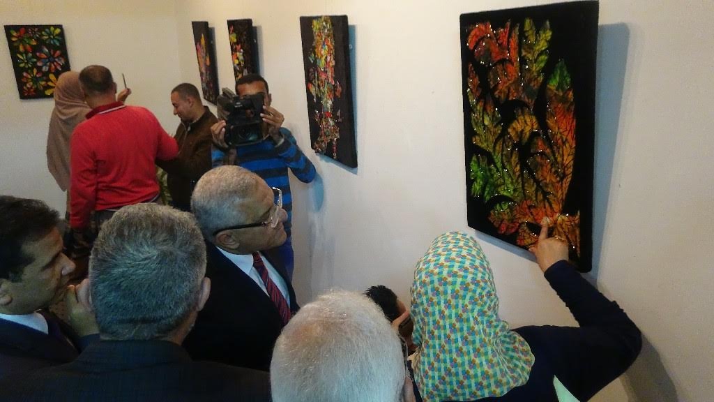   رئيس جامعة المنيا يفتتح معرض «نسمات» لـ «أميرة قايد»