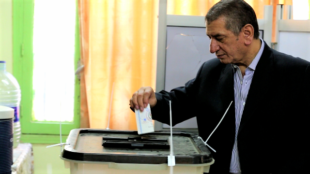   محافظ كفر الشيخ يدلى بصوته فى لجنة «الوافدين» بالمدرسة الزخرفية