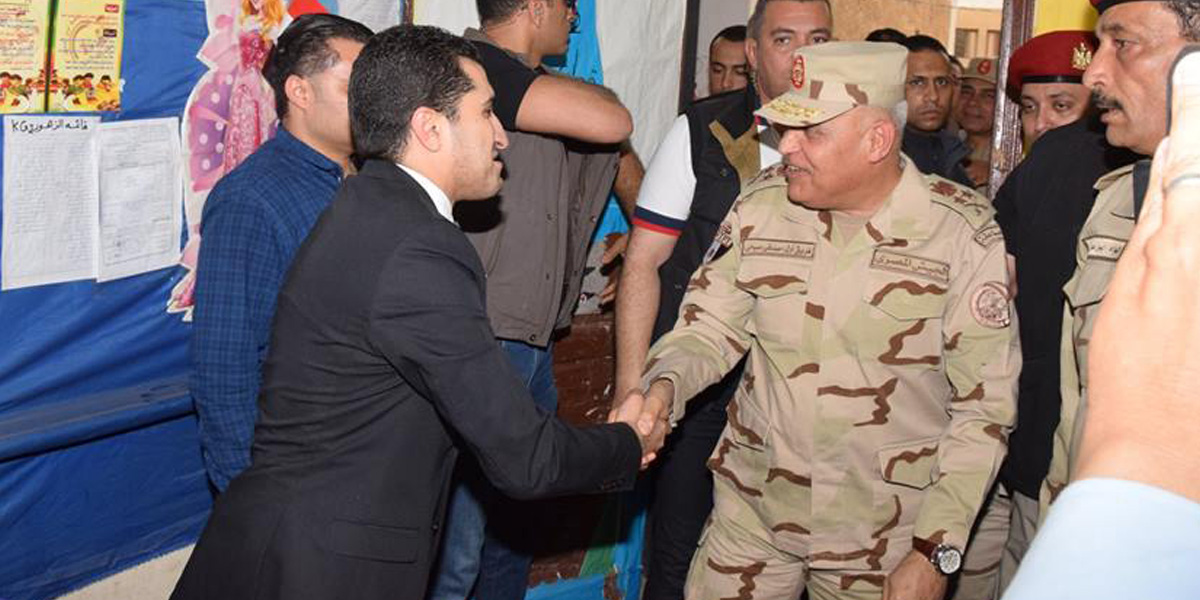   شاهد| القائد العام للقوات المسلحة  يتفقد عدد من اللجان فى اليوم الثالث لإنتخابات الرئاسة