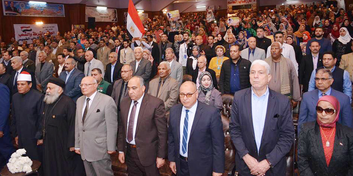   صور| عمال شركات الأدوية والكيماويات بالأميرية يحتشدون بالآلاف لدعم السيسى تحت شعار «كلنا معاك من أجل مصر»