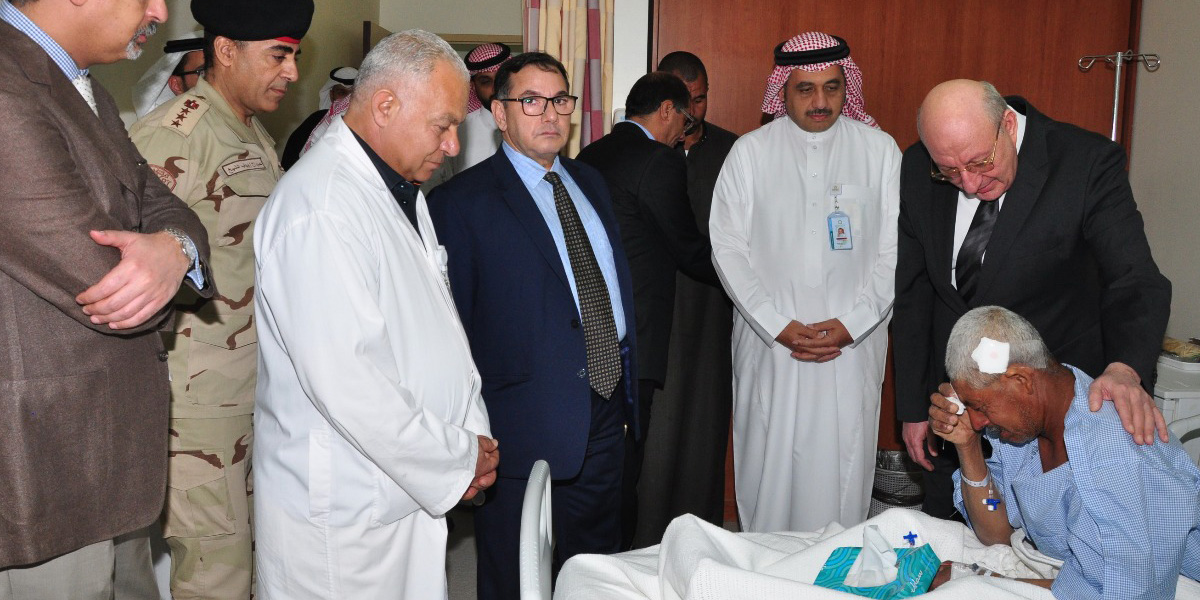   صور| سفير مصر في الرياض يزور المصابين في حادث الاعتداء الصاروخي علي الرياض