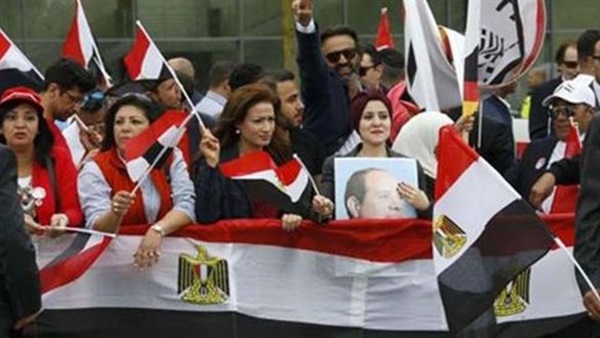   ناخبوا الكويت يحتشدون أمام السفارة على نشيد «قالوا ايه»