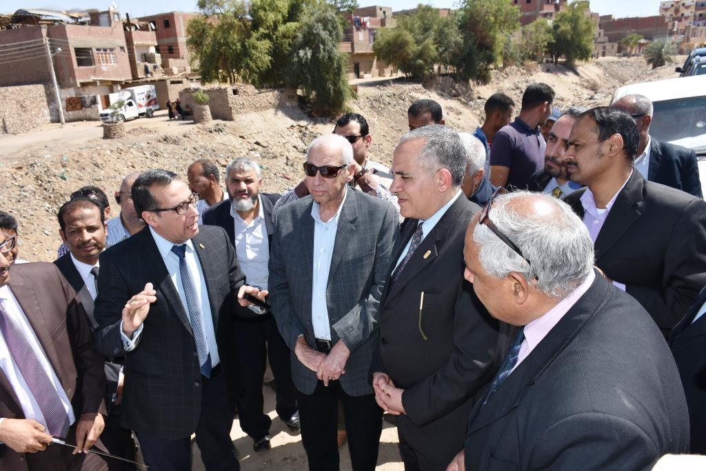   وزير الري يتفقد أعمال صيانة مصرف السيل بمدينة أسوان