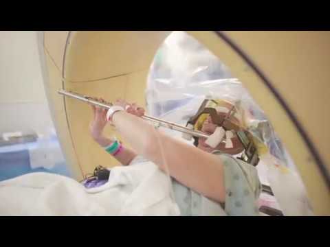  شاهد | مريضة تعزف «الفلوت» أثناء جراحة معقدة في رأسها