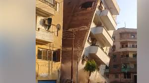   ميل عقار بالإسكندرية.. والسكان «مش هنطلع»