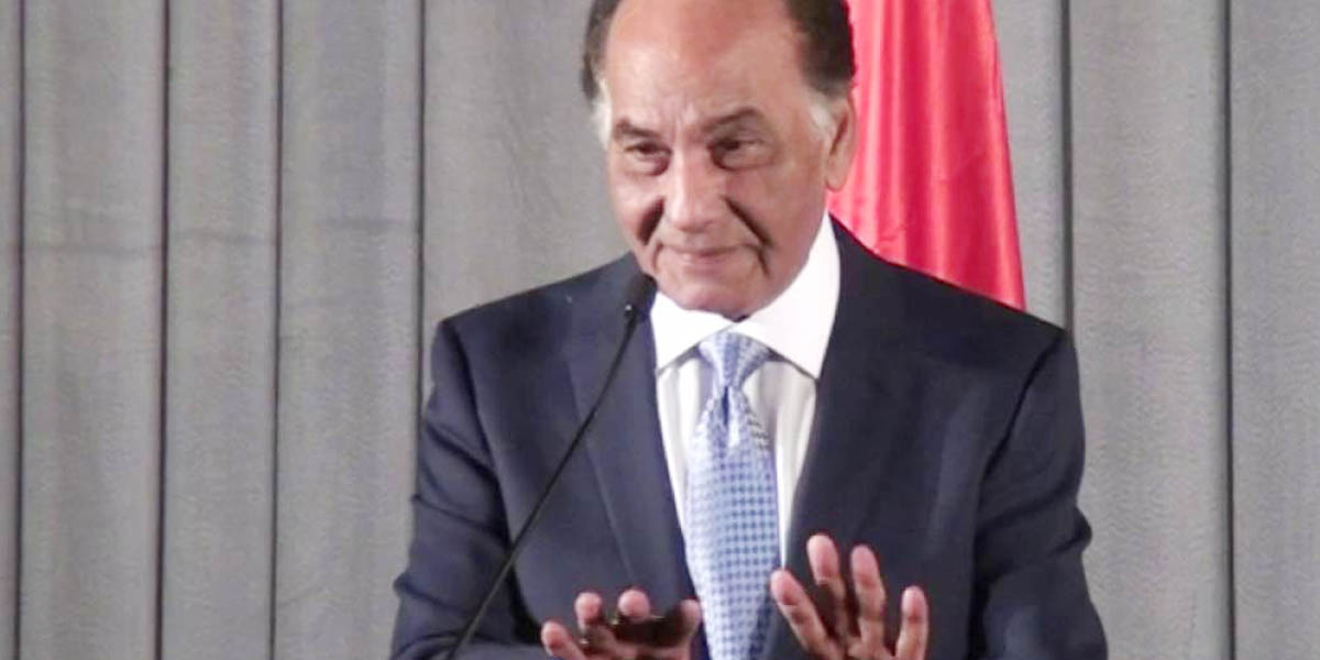   محمد فريد خميس يسلم رئيس الوزراء ٢٠ مليون جنيه لتنمية سيناء