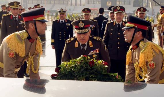   صدقي نائبًا عن الرئيس في وضع إكليل الزهور على النصب التذكاري لشهداء الجيش