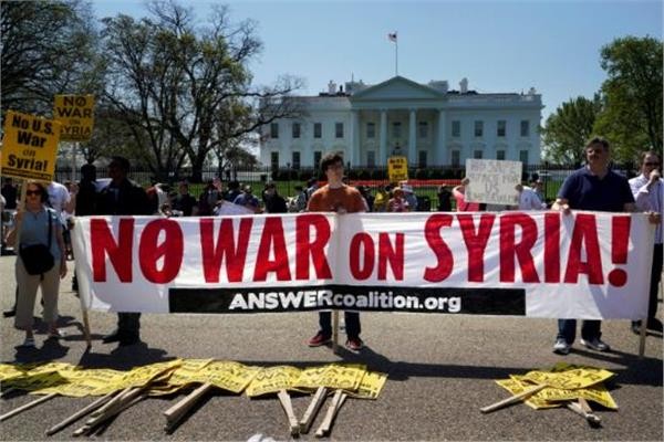   العشرات يتجمعون أمام البيت الأبيض للاحتجاج على الهجوم الثلاثي ضد سوريا