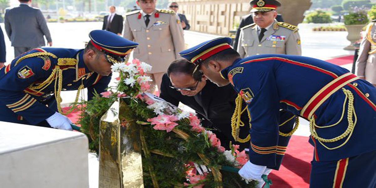   الرئيس يضع إكليل الزهور على قبر الجندى المجهول