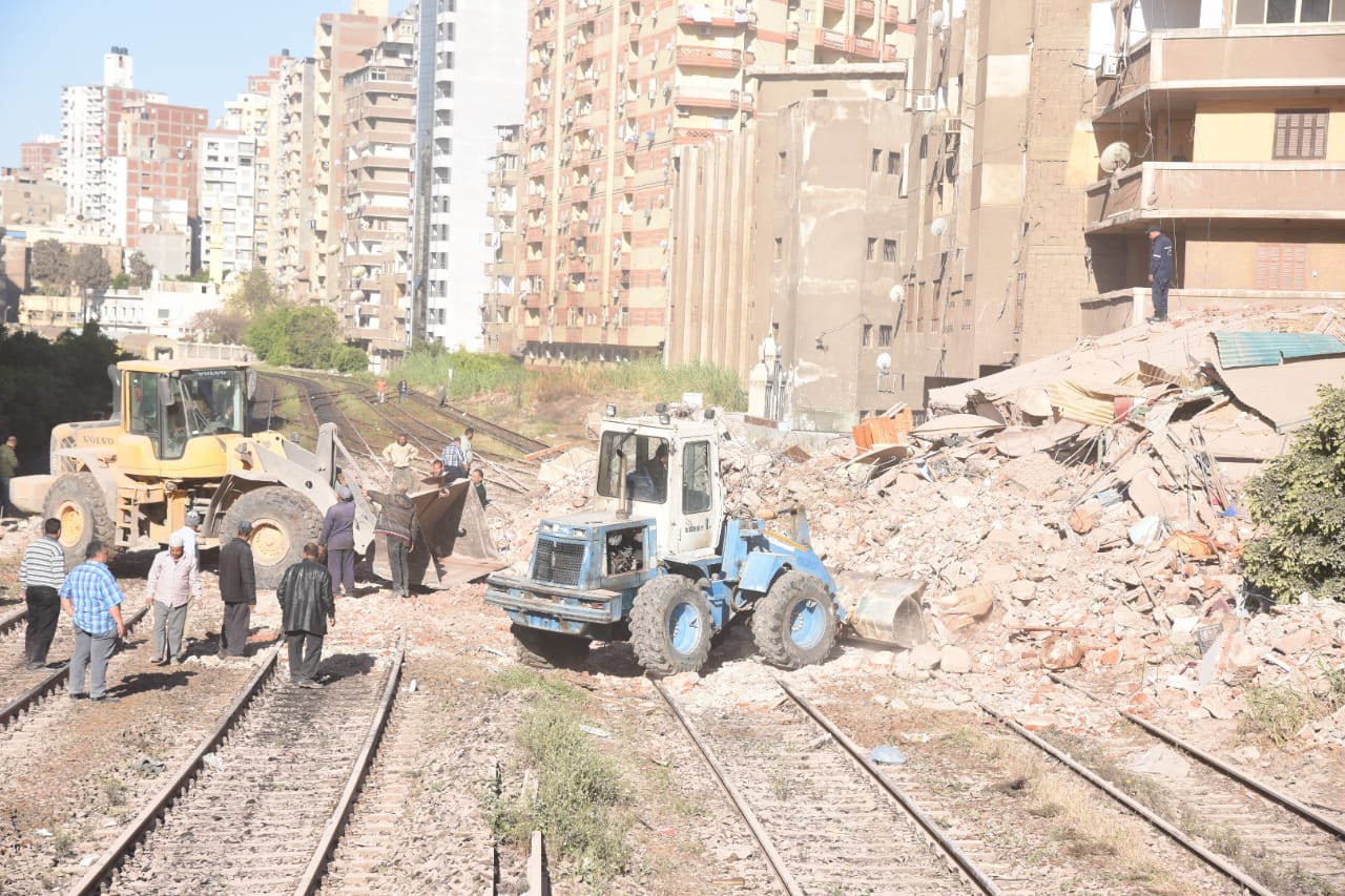   انهيار عقار  بالاسكندرية فوق شريط السكك الحديدية