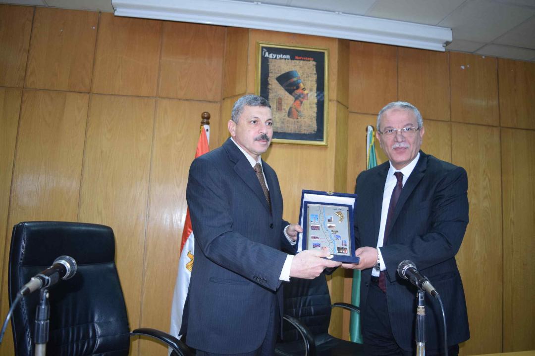   مستشار رئيس الوزراء يعرض خطة الرعاية المستقبلية لأسر الشهداء والمصابين بالمنيا