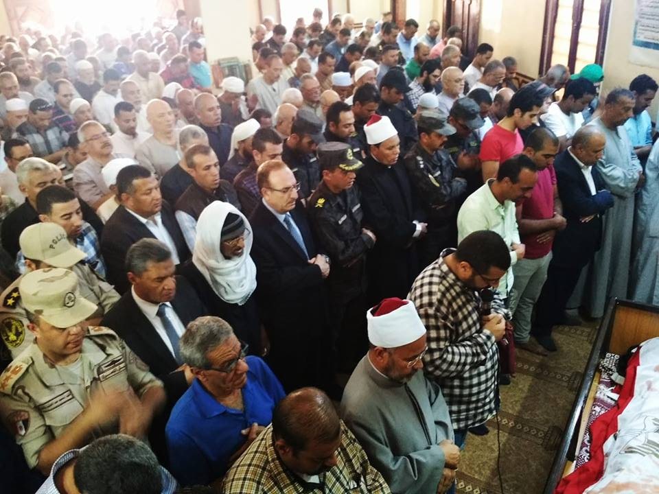   بالصور| محافظ بنى سويف ومدير الأمن يتقدمان جنازة الشهيد رائد الشرطة مصطفى حمدون