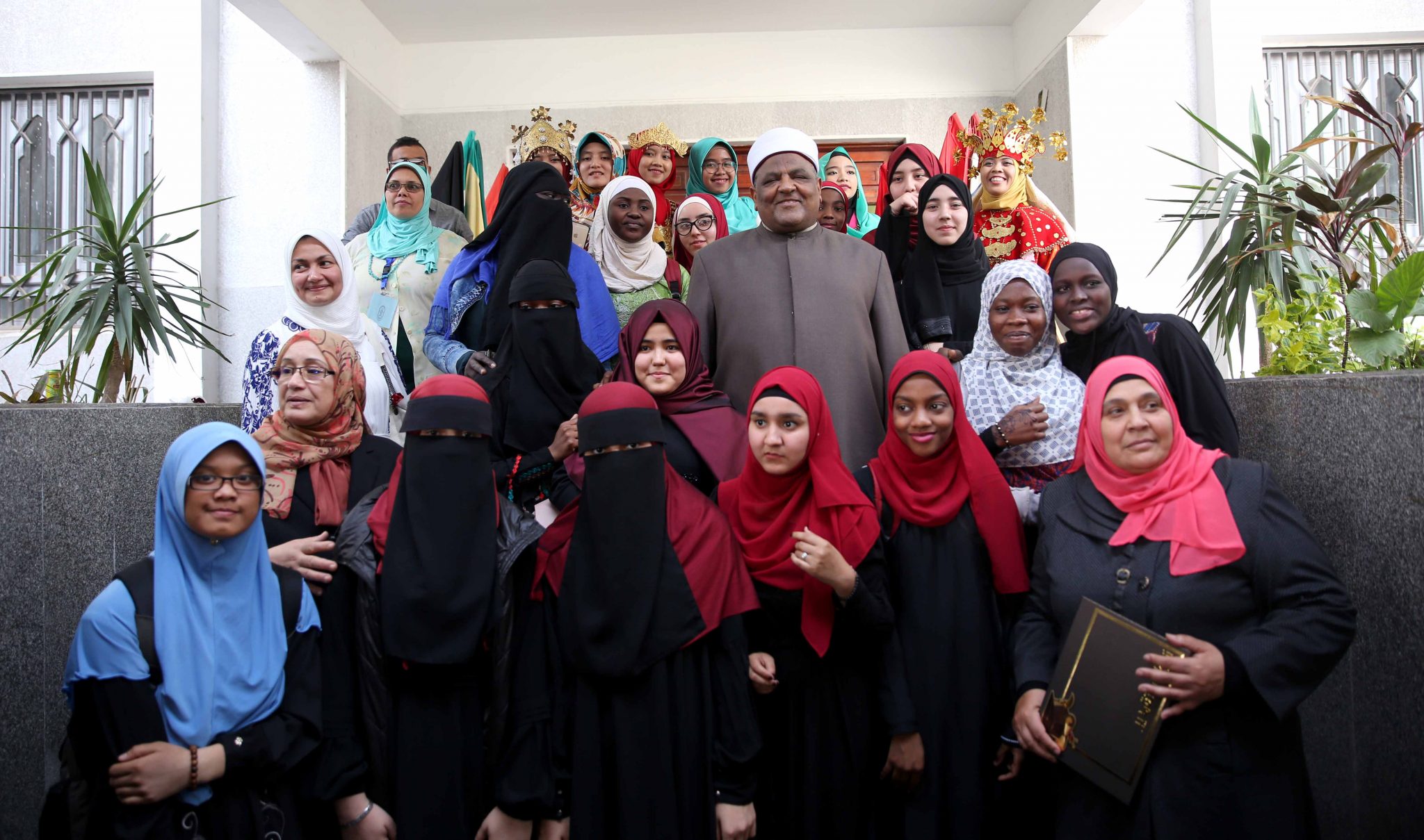   صور| طالبات البعوث الإسلامية يغنين «بنحبك يا مصر»