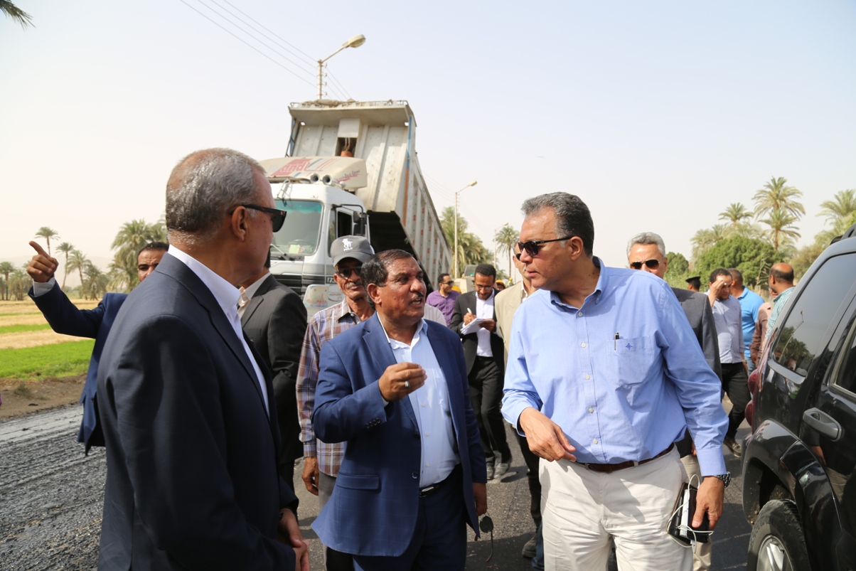   وزير النقل يتفقد الطريق الزراعى بنقادة استجابة للنائب حمدى سعد