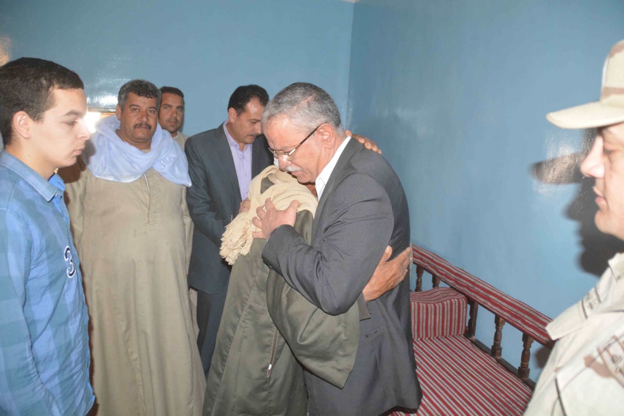    محافظ المنيا يقدم واجب العزاء لأسرة شهيد سيناء