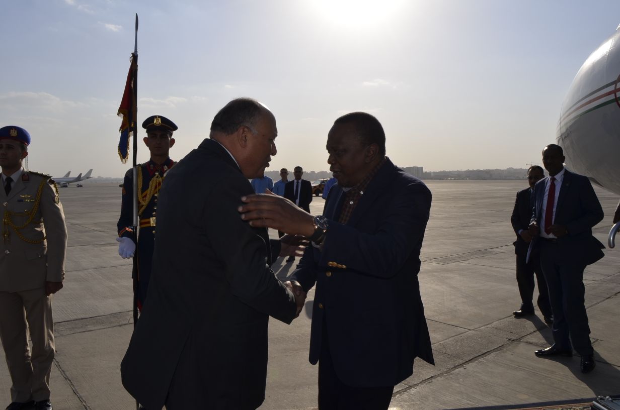   وزير الخارجية يلتقي الرئيس الكيني خلال توقفه بمطار القاهرة
