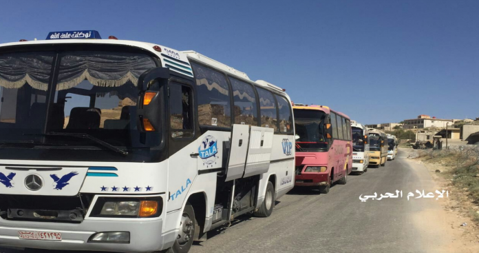   صحيفة لبنانية: 15 سيارة سورية لنقل النازحيين السوريين