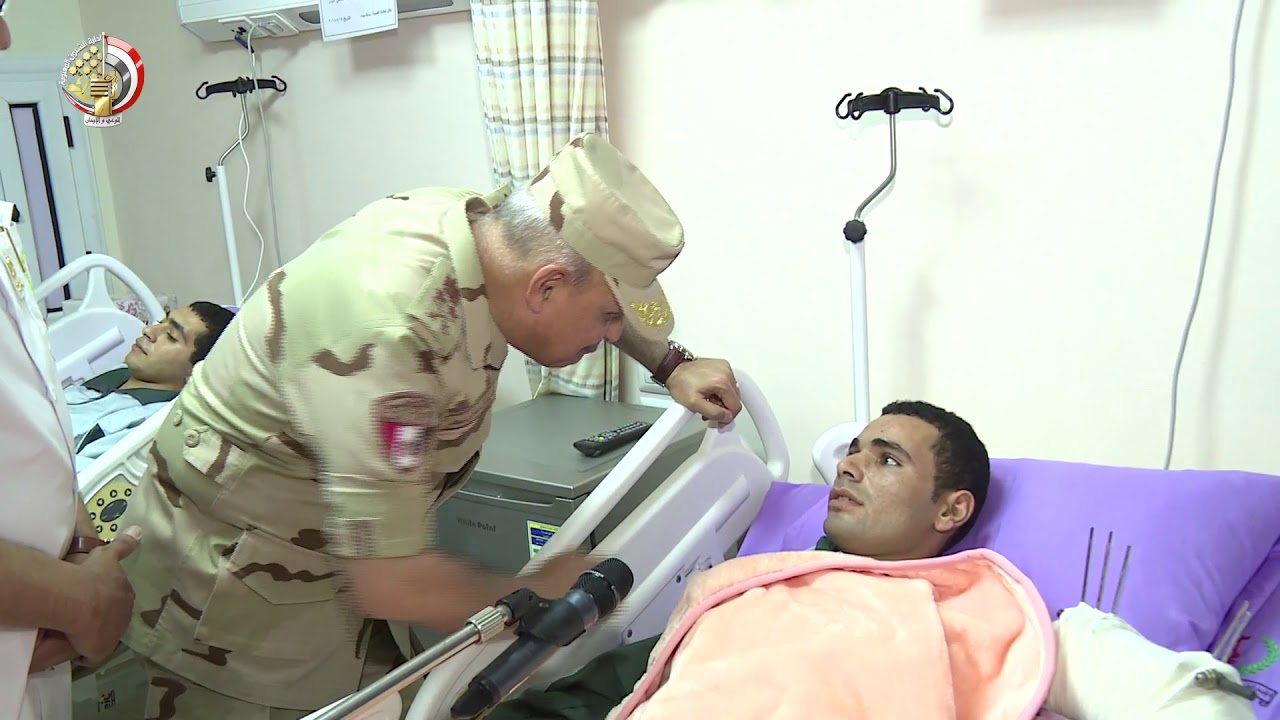   شاهد| صدقى صبحى يزور الجنود المصابين أثناء تأدية واجبهم فى صد العمليات الإرهابية فى سيناء