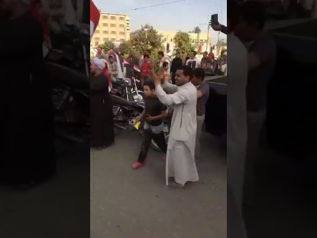   شاهد| أهالي حلوان يحتفلون بفوز الرئيس السيسي