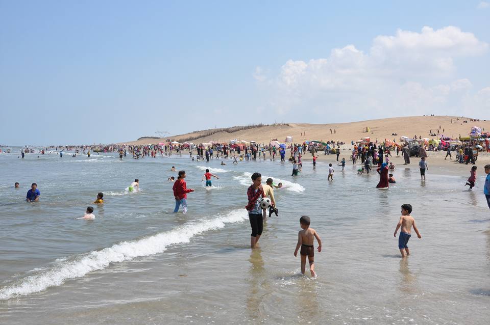   بالصور| ابناء البرلس يحتفلون بشم النسيم على الشاطئ والاطفال ينظمون مباريات لكرة القدم