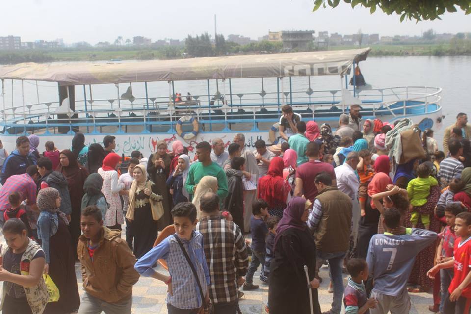   صور| المراكب النيلية تستقلها أهالى كفر الشيخ للتنزه فى نهر النيل