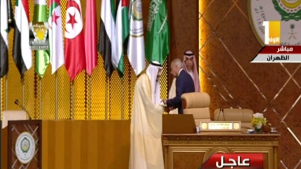   العاهل السعودي يتسلم رئاسة القمة العربية الـ29