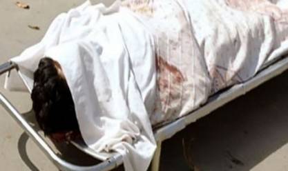   «قيدوه بالحبل جوار جثة أمه» .. شاهد لحظة القبض علي أحمد قاتل والدته بـ 10 طعنات فى الهرم