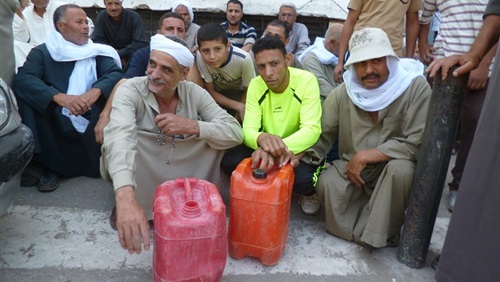   المسئولون يخرجون المواطنين عن شعورهم.. قطع الطريق الرئيسي أمام محطة مياه «أبوصوير»