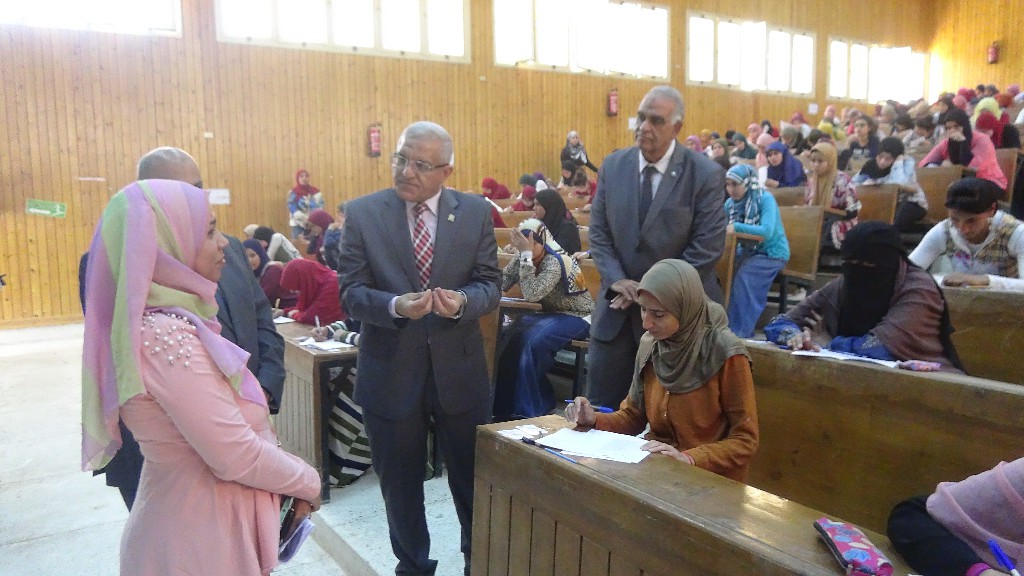   رئيس جامعة المنيا يتفقد امتحانات التربية النوعية والتربية للطفولة المبكرة