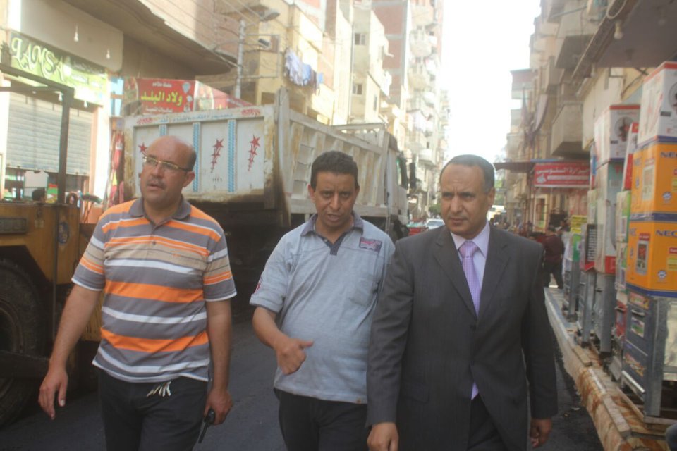    بالصور| رئيس مدينة دسوق يتابع رصف الشوارع ورد الشئ لأصله