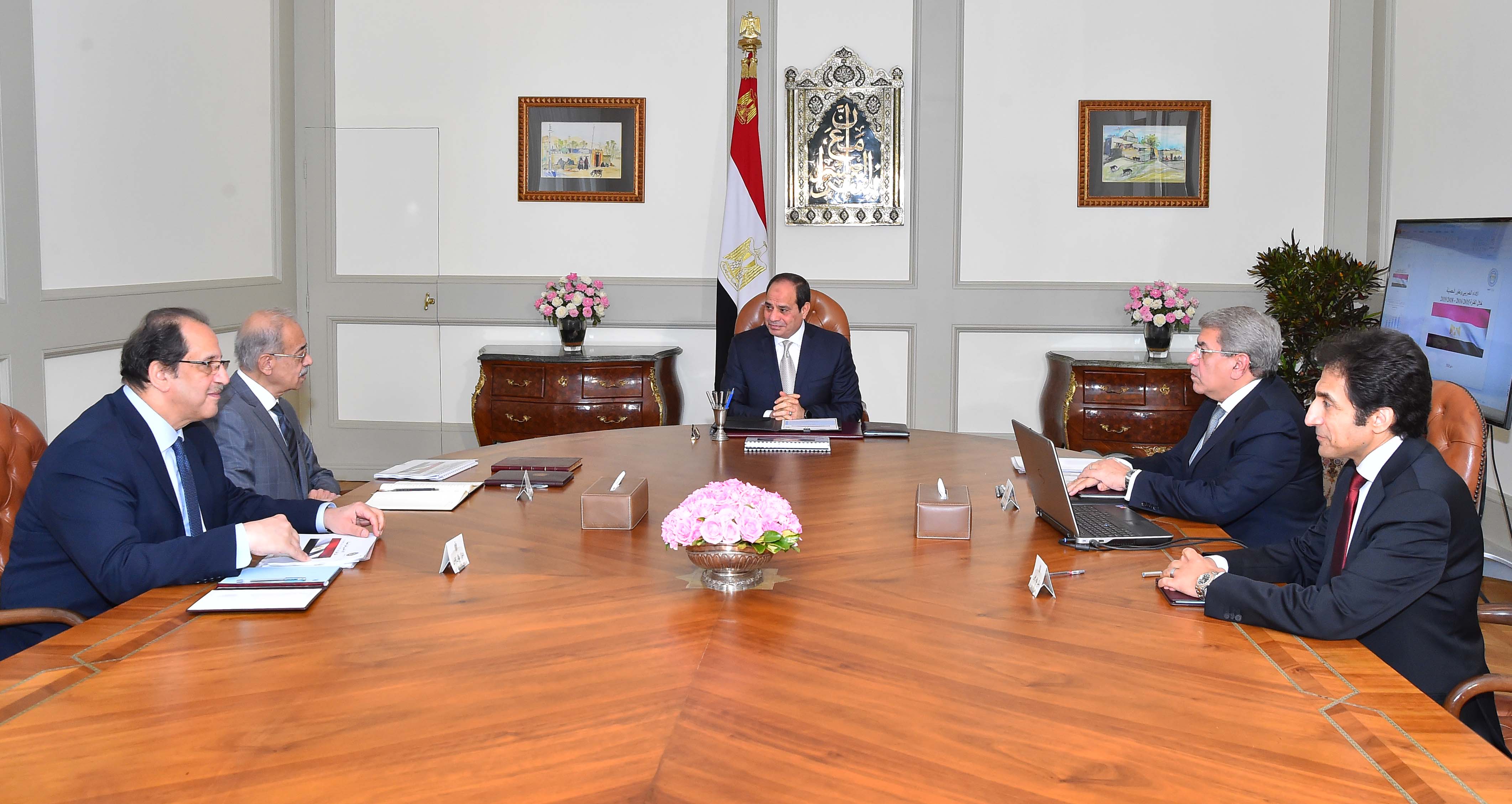   الرئيس يجتمع مع شريف إسماعيل و وزير المالية