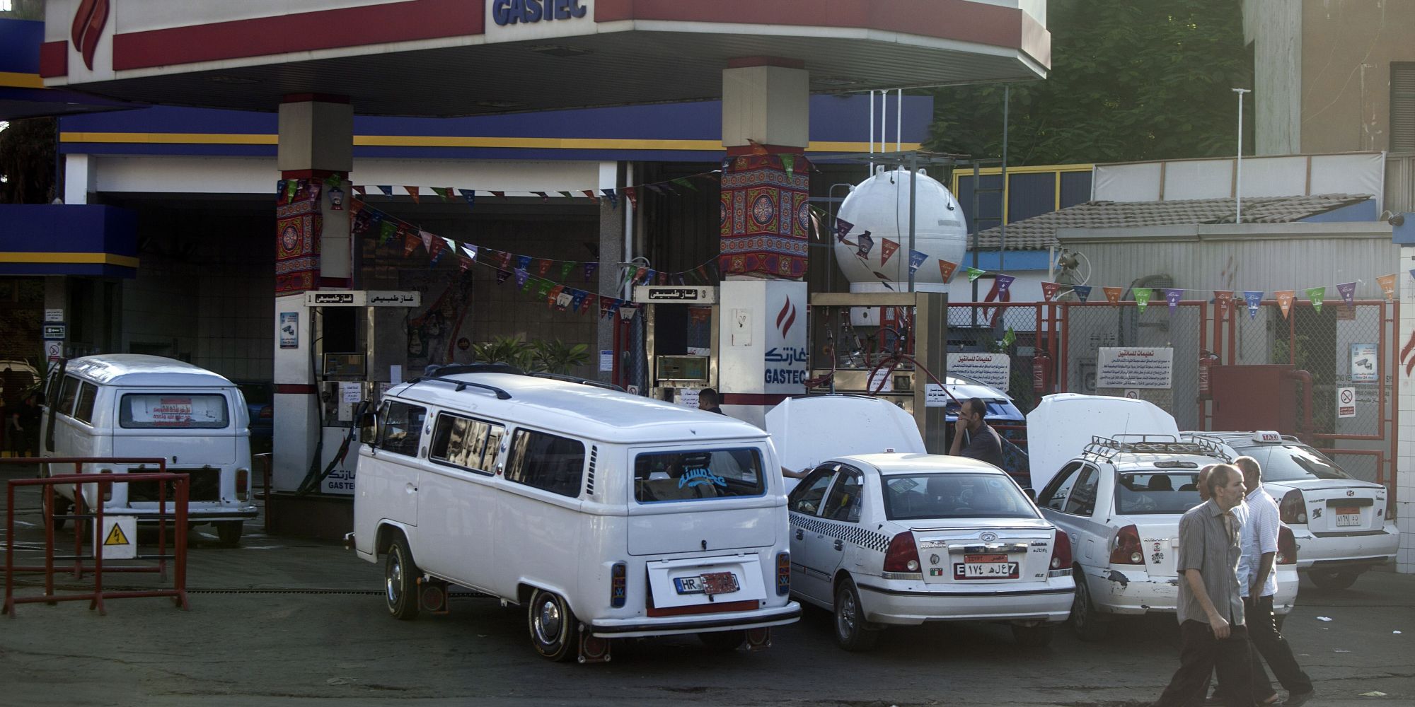   عودة السوق السوداء في البنزين.. والشرطة تقبض على مدير محطة وقود بالمنيل