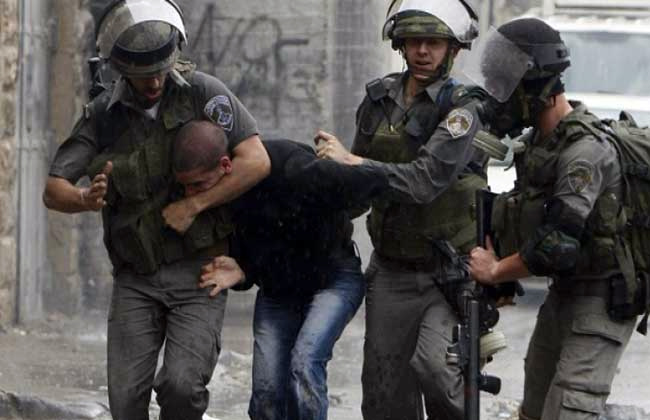   الاحتلال يعتقل 3 فلسطينيين بالخليل