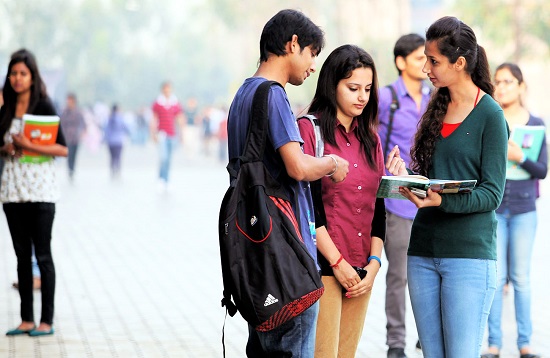   إحدى الكليات فى الهند تقطع أكمام النساء قبل دخول الامتحان منعا الغش