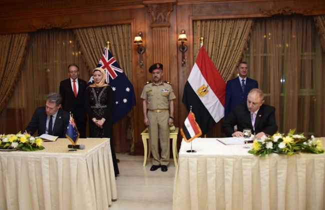   القوات المسلحة توقع بروتوكول تعاون لبدء مشروع فصل المعادن الاقتصادية من الرمال السوداء بمصر