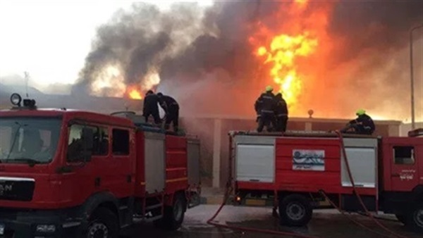   الدفع بـ 6 سيارات إطفاء للسيطرة على حريق هائل فى شبرا الخيمة