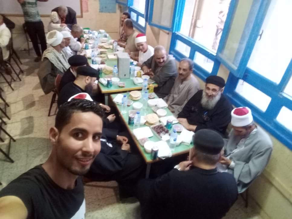   مأدبة إفطار بين المسلمين والمسيحيين في قرية بني منين ببني سويف