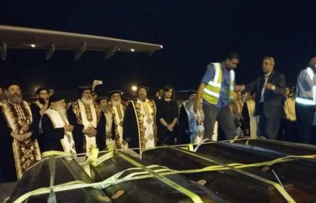   شاهد | وصول جثامين ضحايا مذبحة داعش إلى مطار القاهرة
