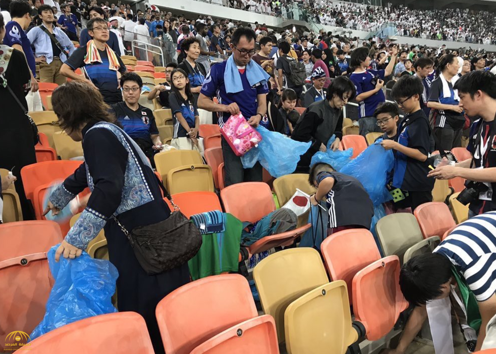   الجمهور اليابانى ينظف المدرجات عقب التعادل أمام السنغال