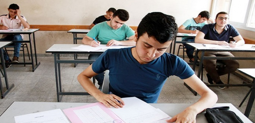   طلاب الثانوية العامة يؤدون امتحان الجبر والهندسة الفراغية