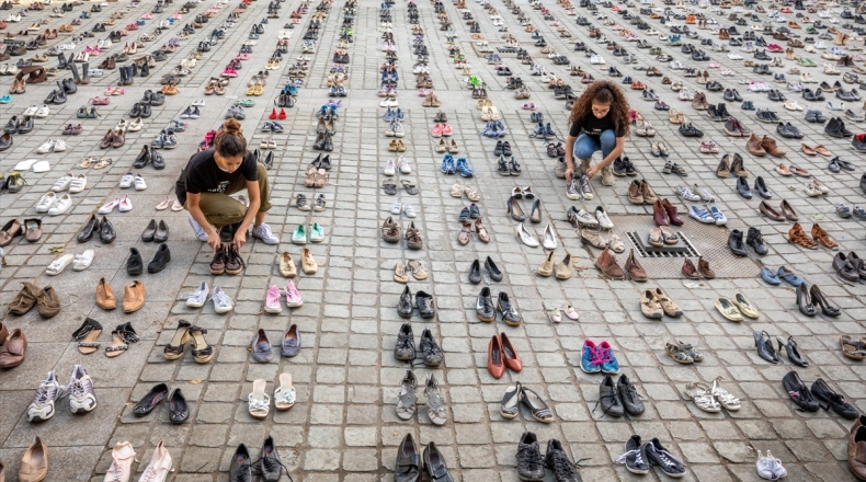   شاهد: أحذية القتلى الفلسطنيين أمام مقر الاتحاد الأوروبي في بروكسل