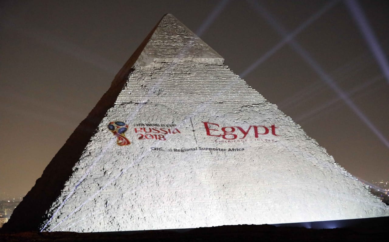  صور| شعار كأس العالم يضىء بجوار اسم مصر على أهرامات الجيزة