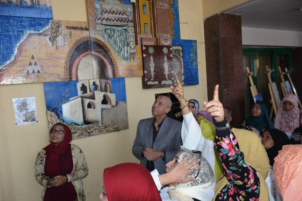   طلاب يدشنون لوحة جدارية بقاعة عروس النيل للمؤتمرات بأسوان