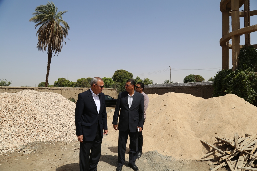   محافظ قنا يتفقد الأعمال الإنشائية بمحطة مياه أبو دياب