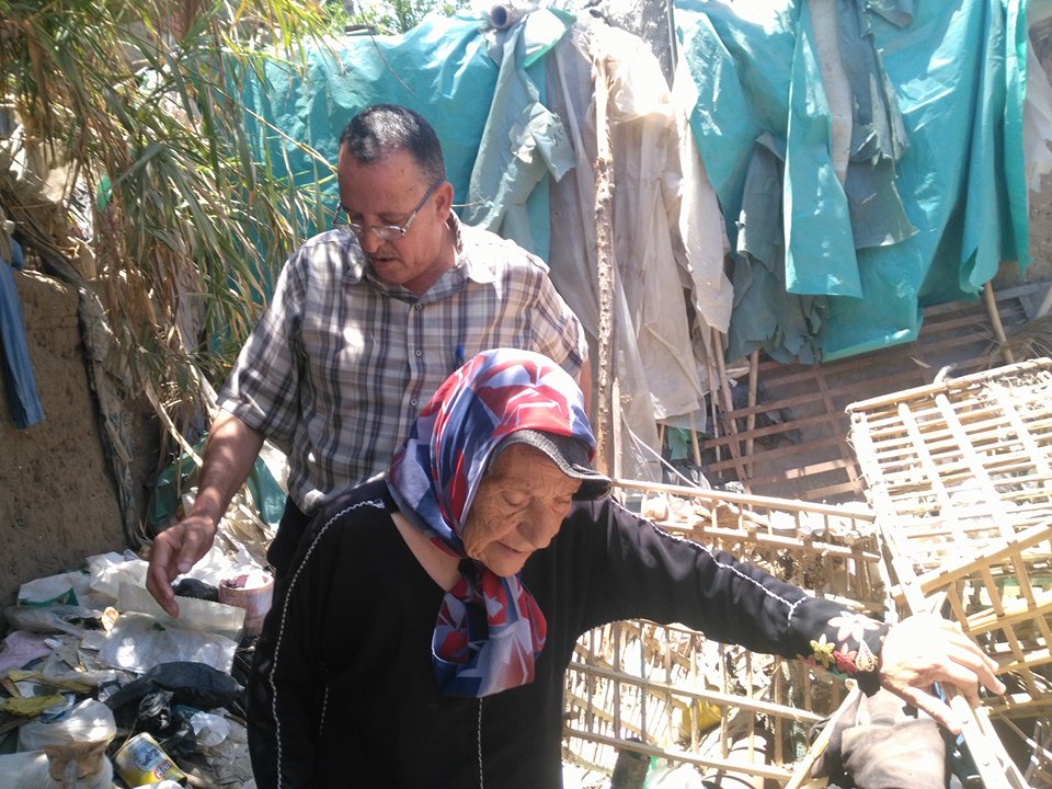   رئيس قرية «المنايف» يتفقد منزل «مسنة» ويعد بسقف المنزل وإتمام كافة المرافق والخدمات